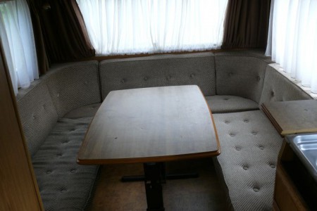 Tec lakókocsi,3 személyes ággyá alakítható ülőgarnitúra